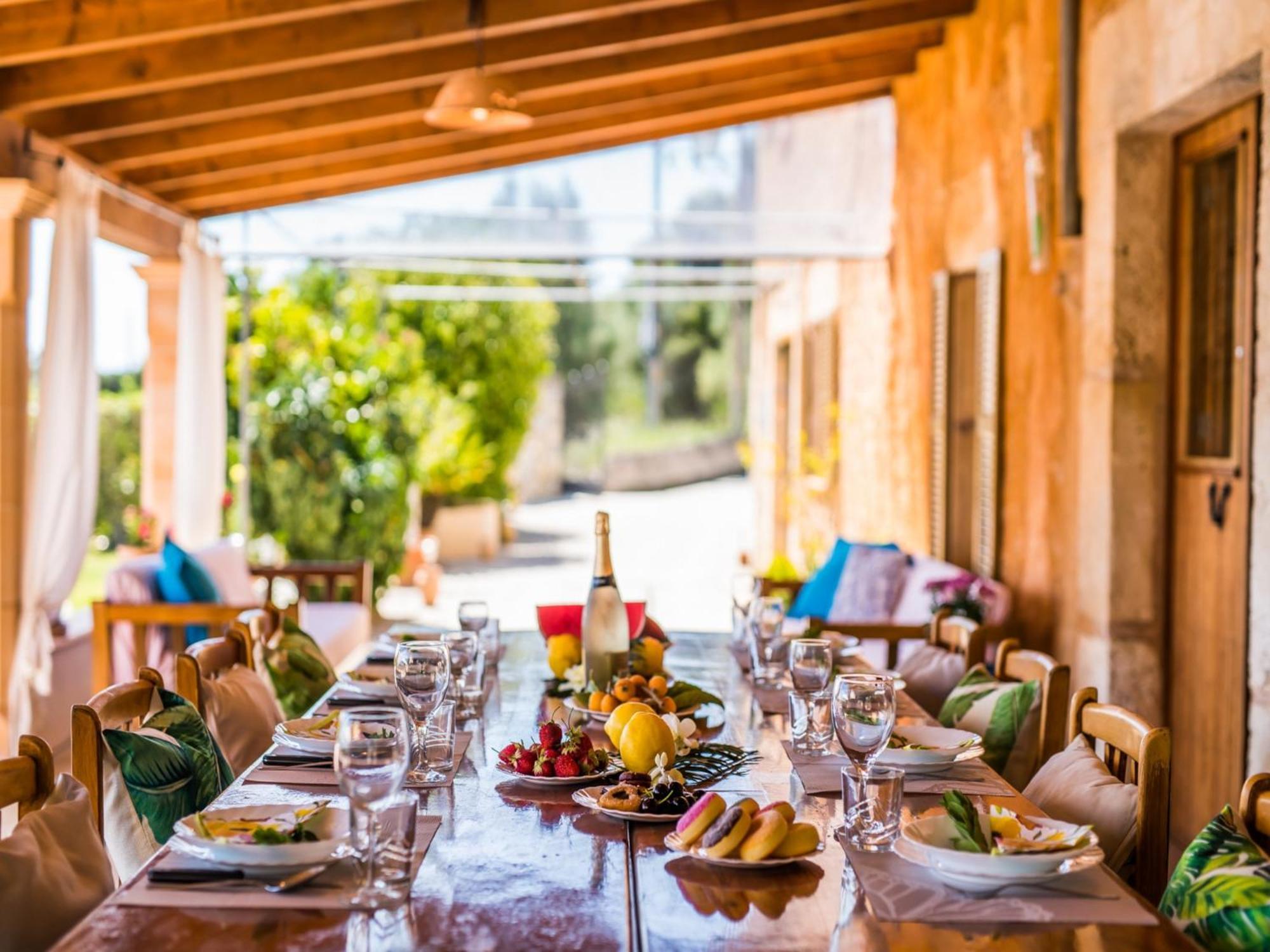 8 Guests In